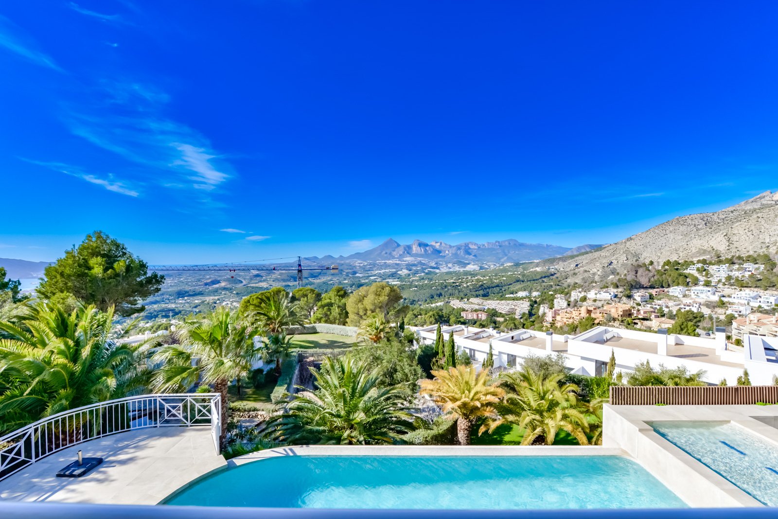 4495ALT Luxuriöse Villa mit Meerblick und geräumigem Gästehaus zum Verkauf in Sierra de Altea4495ALT Luxueuze villa met zeezicht en ruim gastenverblij
