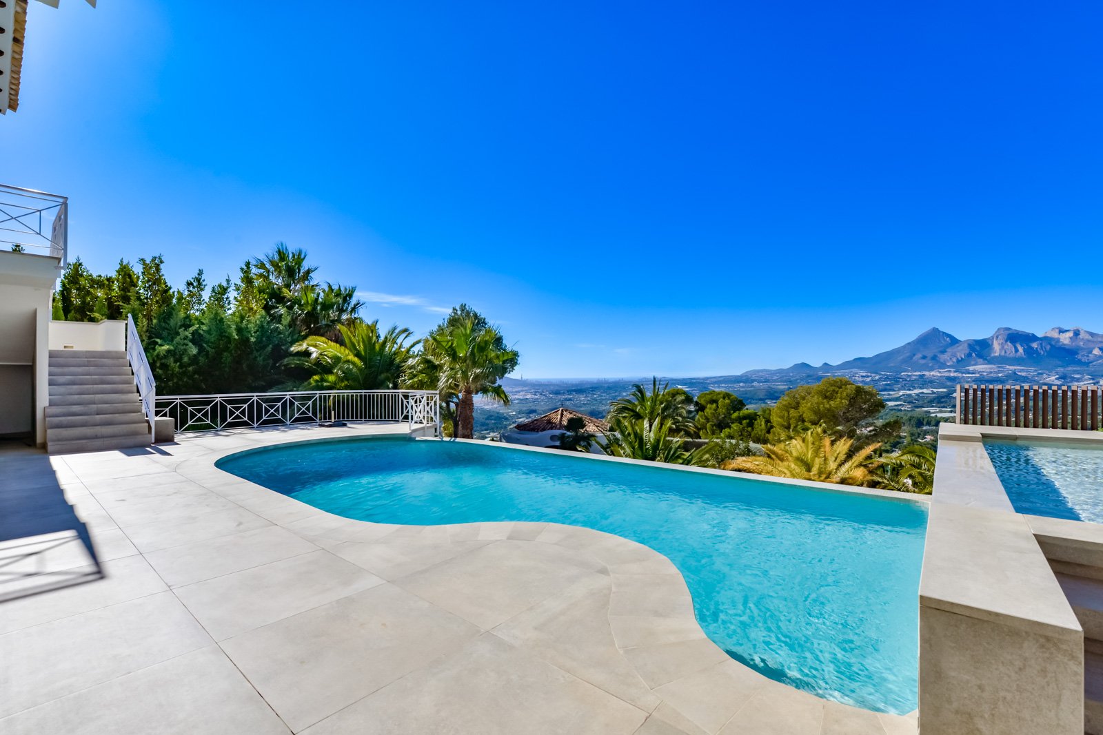 4495ALT Luxuriöse Villa mit Meerblick und geräumigem Gästehaus zum Verkauf in Sierra de Altea4495ALT Luxueuze villa met zeezicht en ruim gastenverblij