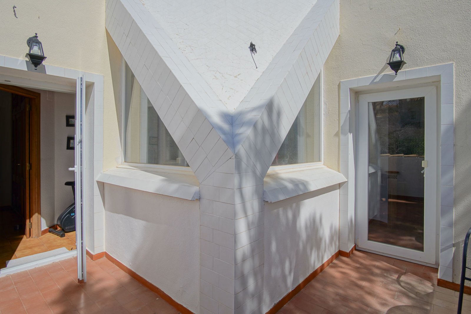 8256ALT Mediterrane Villa mit Teilblick auf das Meer und die Berge zum Verkauf in Altea.