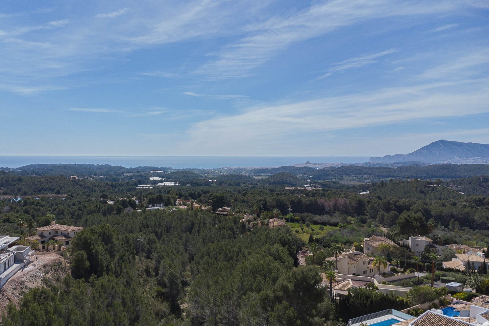 8256ALT Mediterrane Villa mit Teilblick auf das Meer und die Berge zum Verkauf in Altea.