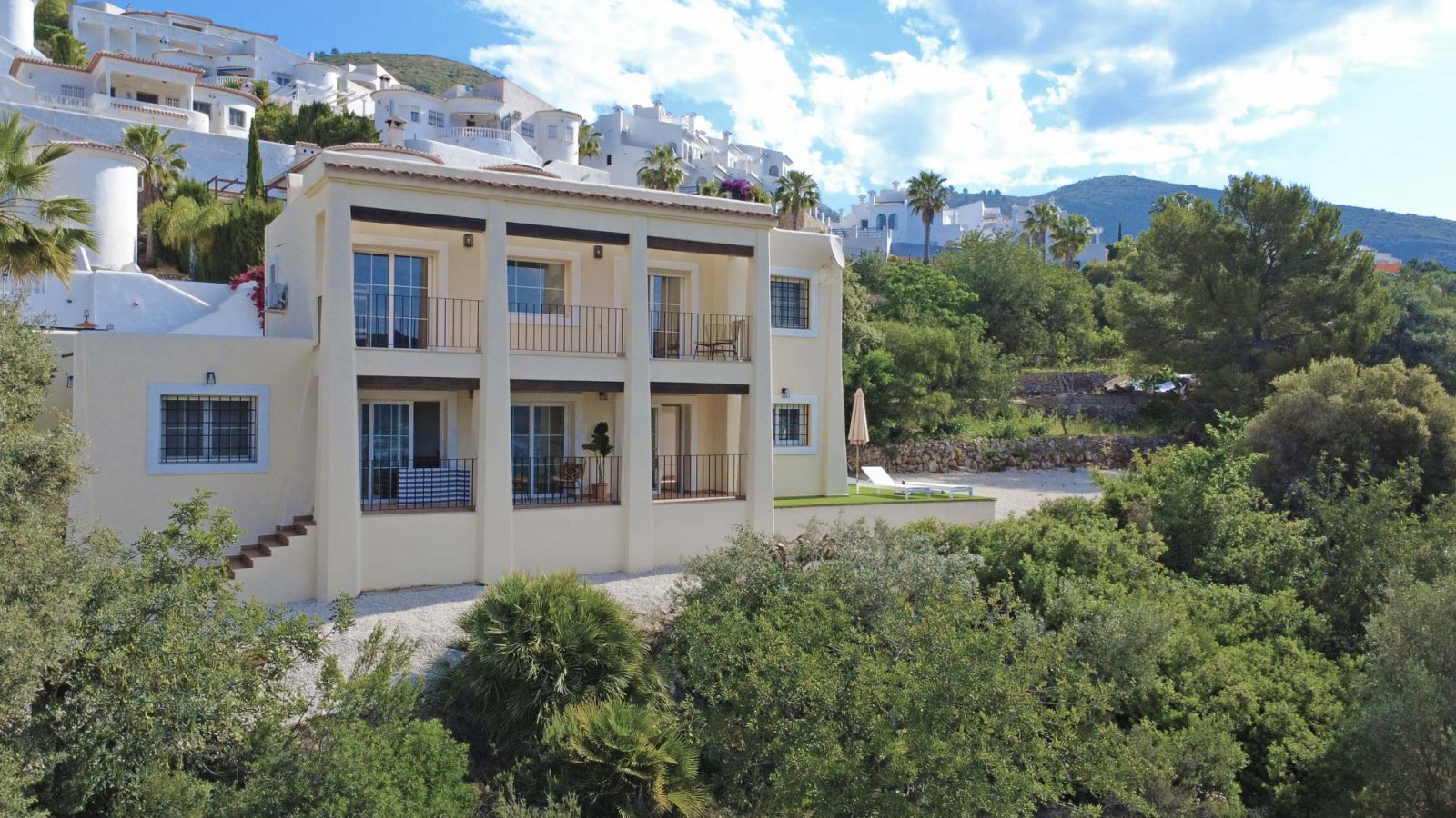 C4XY4536JAL Renovierte Villa zum Verkauf mit Panoramablick auf das Tal im Valle del Paraíso 