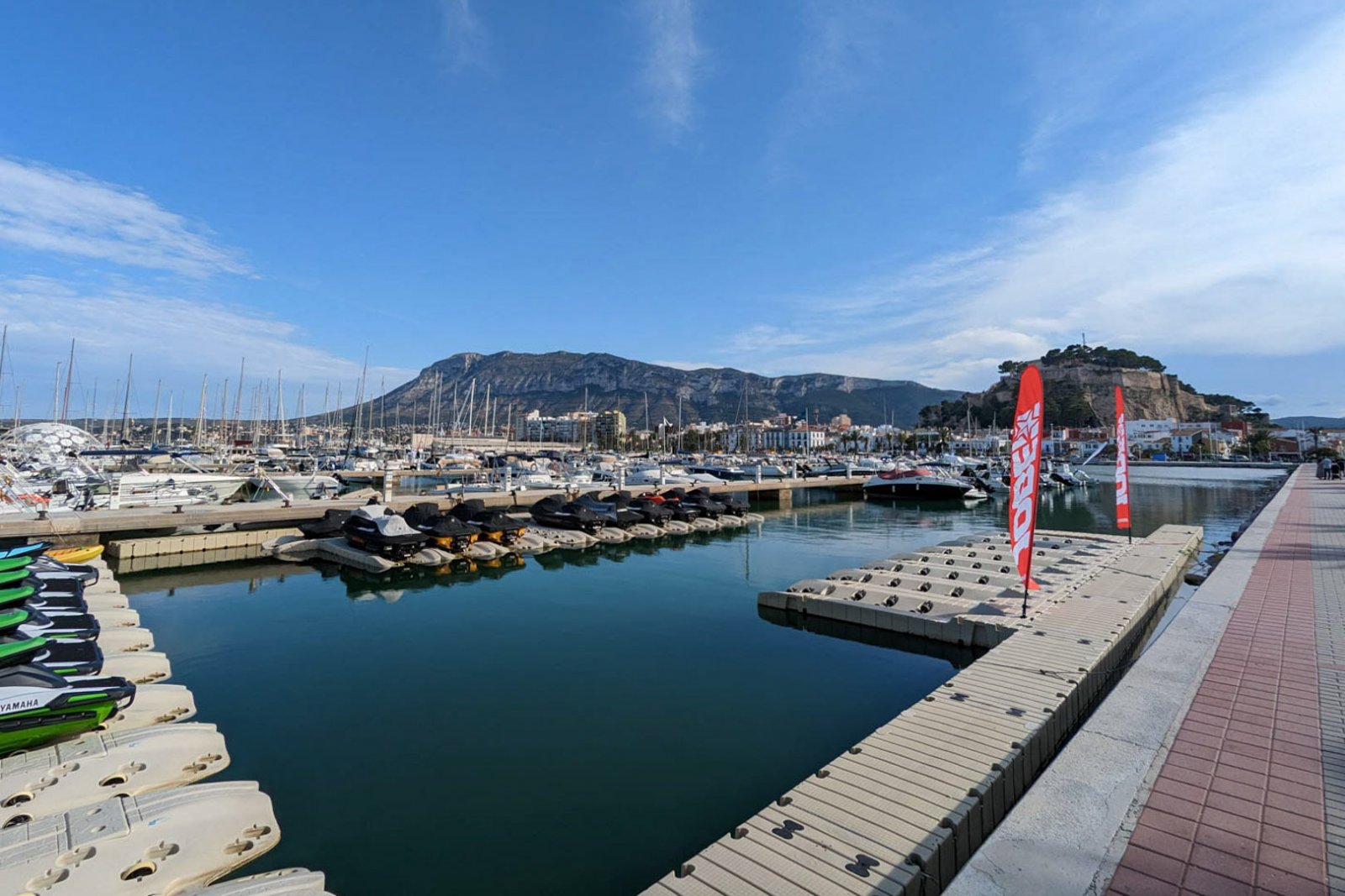 8273DEN Villenprojekt im ibizenkischen Stil mit Pool zu verkaufen, ganz in der Nähe des Strandes.