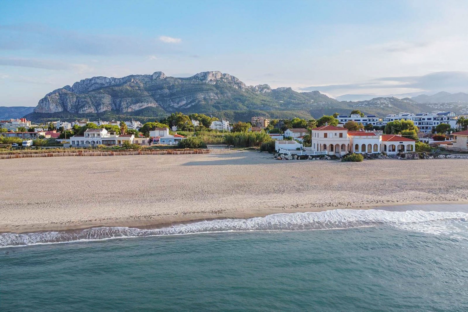 8273DEN Villenprojekt im ibizenkischen Stil mit Pool zu verkaufen, ganz in der Nähe des Strandes.