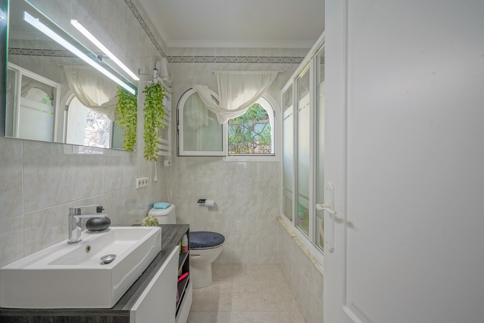 C4XY4540BEN Renovierte Villa mit geräumigem Gästehaus zum Verkauf in Benissa