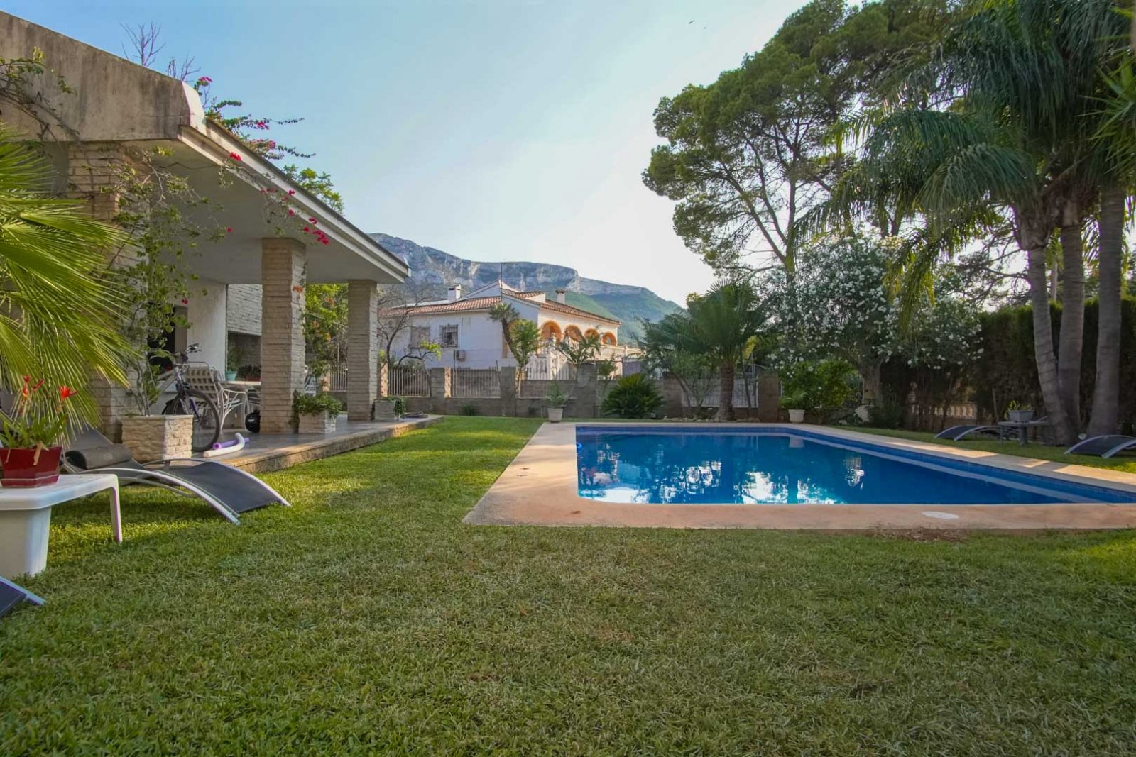 C3XY8287DEN Villa mit Pool zum Verkauf in Denia, mit teilweisem Blick auf die Berge und die Burg.