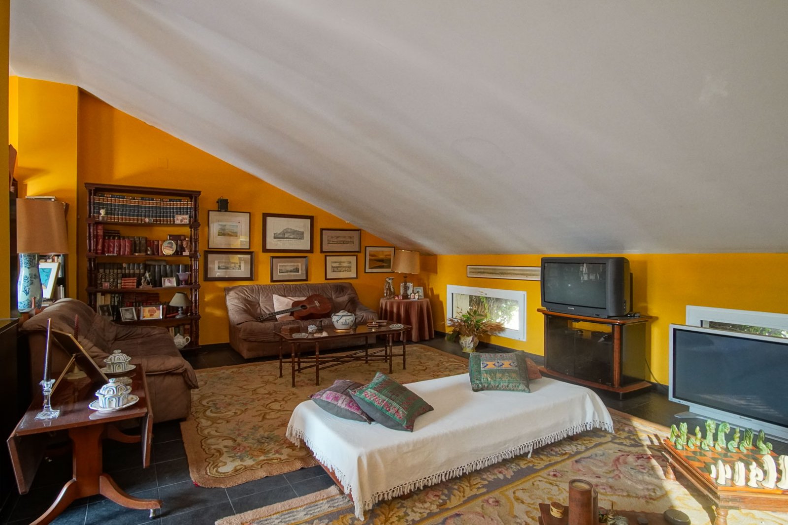 C3XY8287DEN Villa mit Pool zum Verkauf in Denia, mit teilweisem Blick auf die Berge und die Burg.