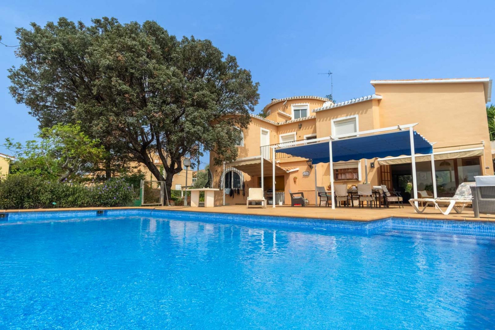8290DEN Mediterrane Villa mit Pool, großem Grundstück, 550 m vom Strand entfernt und in der Nähe des Zentrums, zu verkaufen in Denia.