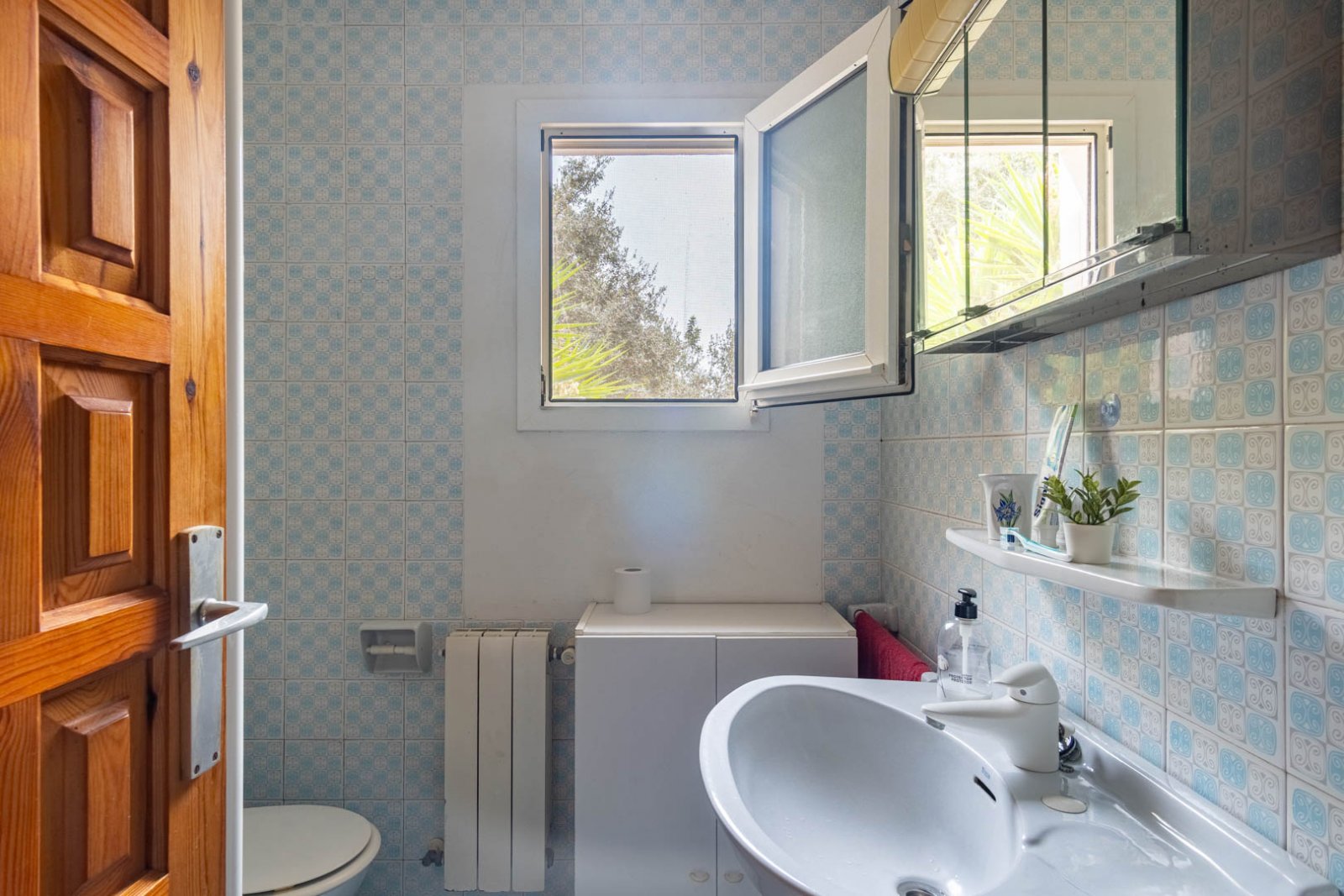 8290DEN Mediterrane Villa mit Pool, großem Grundstück, 550 m vom Strand entfernt und in der Nähe des Zentrums, zu verkaufen in Denia.