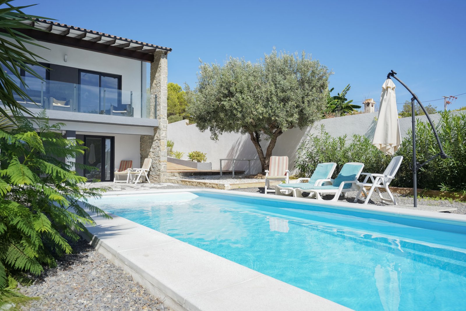 C3XY4574CAL Renovierte Villa mit 5 Schlafzimmern zu verkaufen, 500 m vom Strand und Zentrum von Calpe entfernt