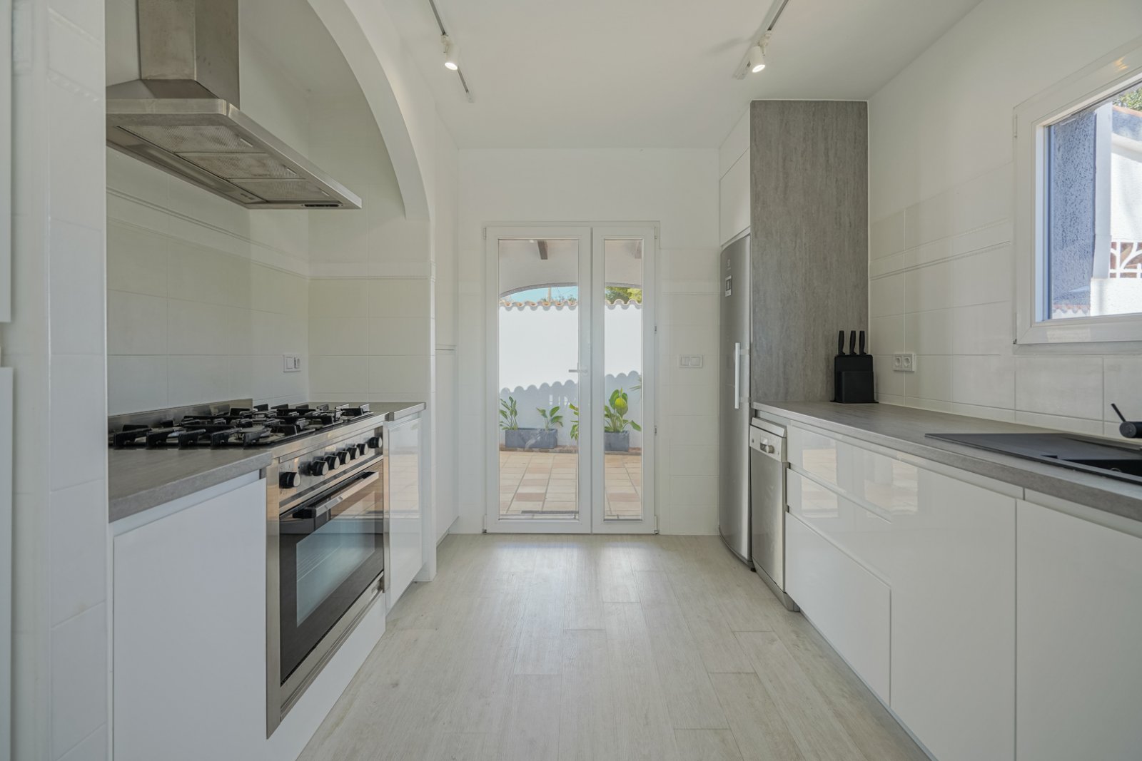 C3XY4574CAL Renovierte Villa mit 5 Schlafzimmern zu verkaufen, 500 m vom Strand und Zentrum von Calpe entfernt