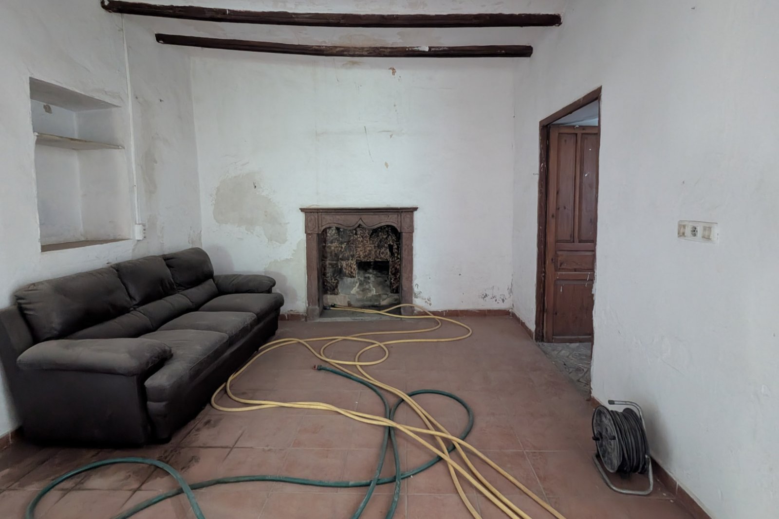 8307TEL Rustikales Doppelhaus zum Renovieren mit großem Grundstück in Teulada zu verkaufen.