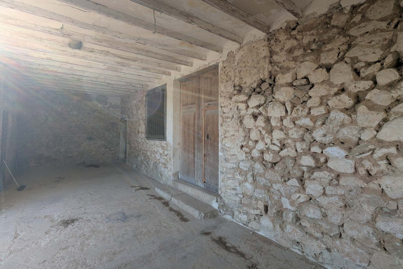 8307TEL Rustikales Doppelhaus zum Renovieren mit großem Grundstück in Teulada zu verkaufen.