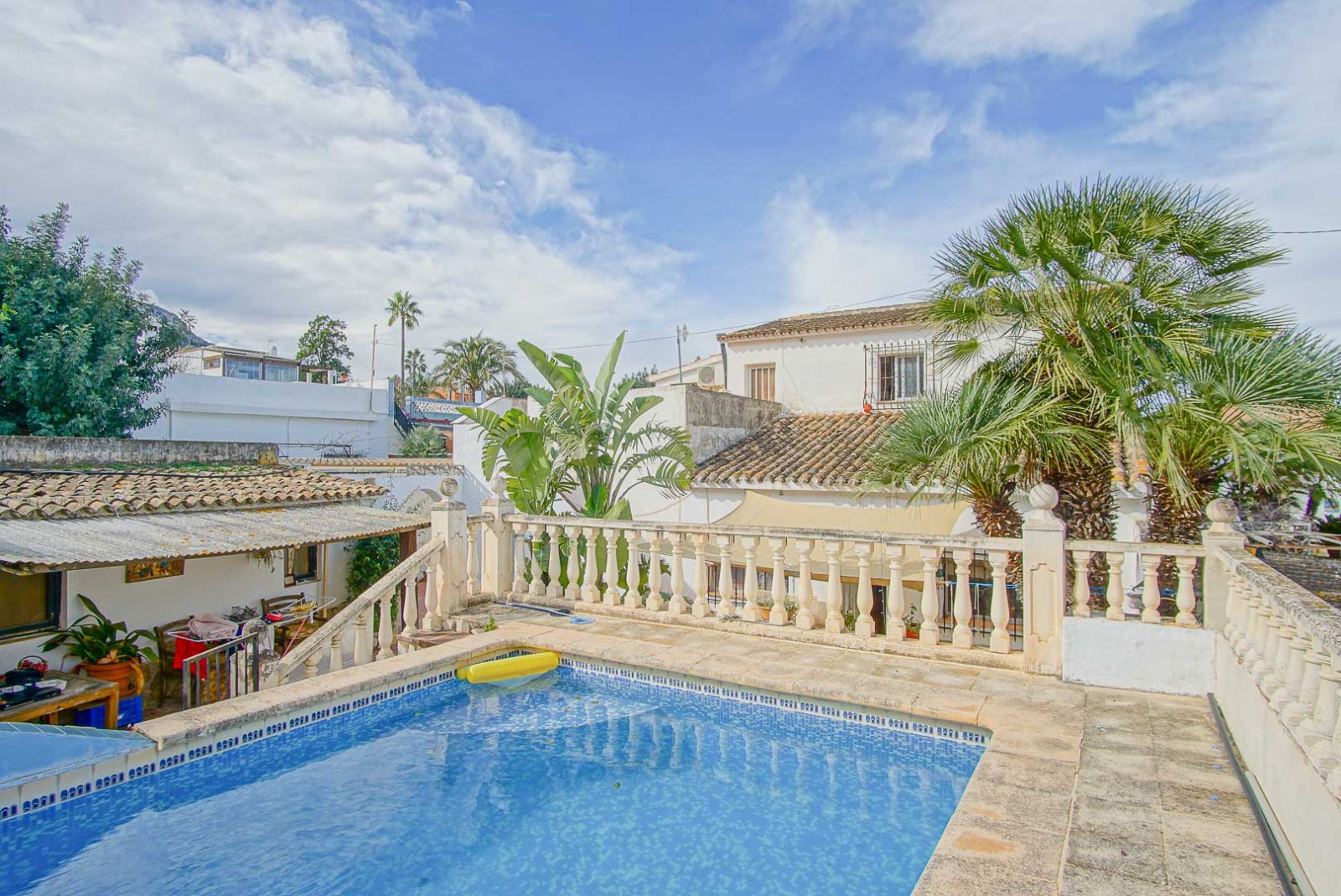 8234DEN Rustikale Villa mit unabhängigen Wohnungen zum Verkauf in Denia, mit Blick auf das Meer, die Berge und die Burg.