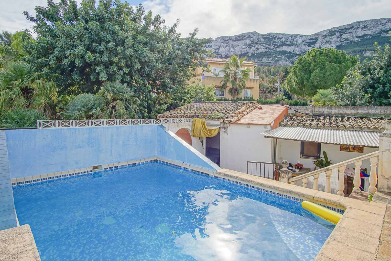 8234DEN Rustikale Villa mit unabhängigen Wohnungen zum Verkauf in Denia, mit Blick auf das Meer, die Berge und die Burg.