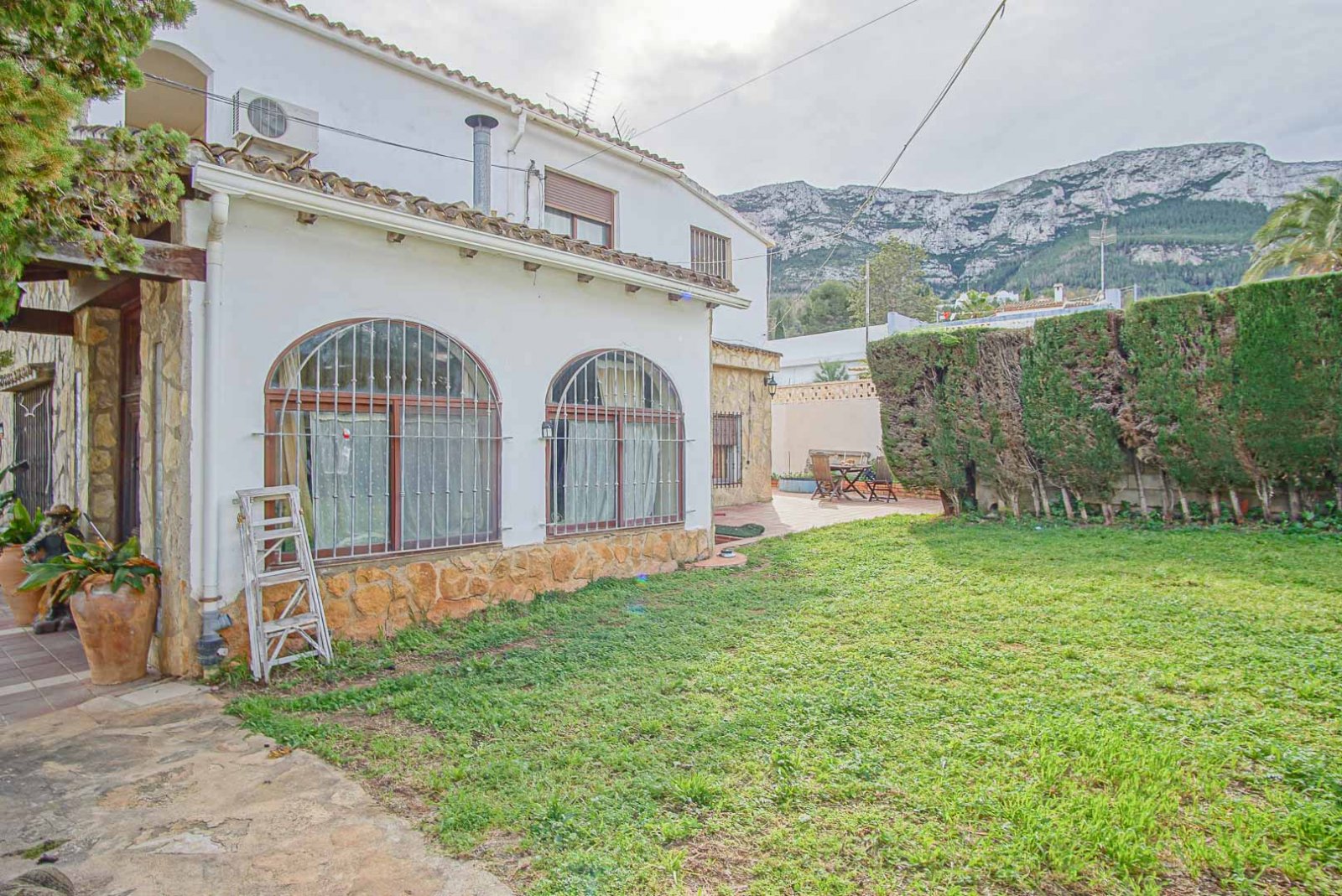8234DEN Rustikale Villa mit unabhängigen Wohnungen zum Verkauf in Denia, mit Blick auf das Meer, die Berge und die Burg.