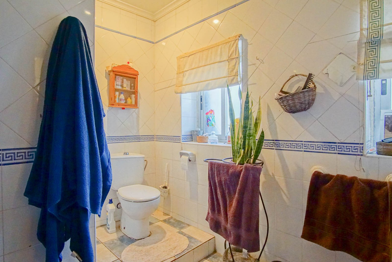 8234DEN Rustikale Villa mit unabhängigen Wohnungen zum Verkauf in Denia, mit Blick auf das Meer, die Berge und die Burg.