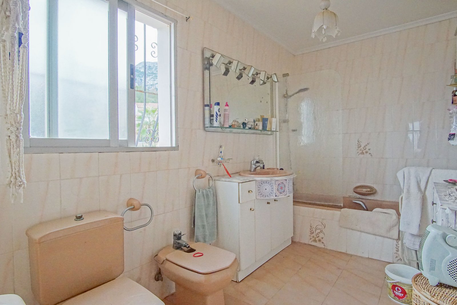 8234DEN Rustikale Villa mit unabhängigen Wohnungen zum Verkauf in Denia, mit Blick auf das Meer, die Berge und die Burg.