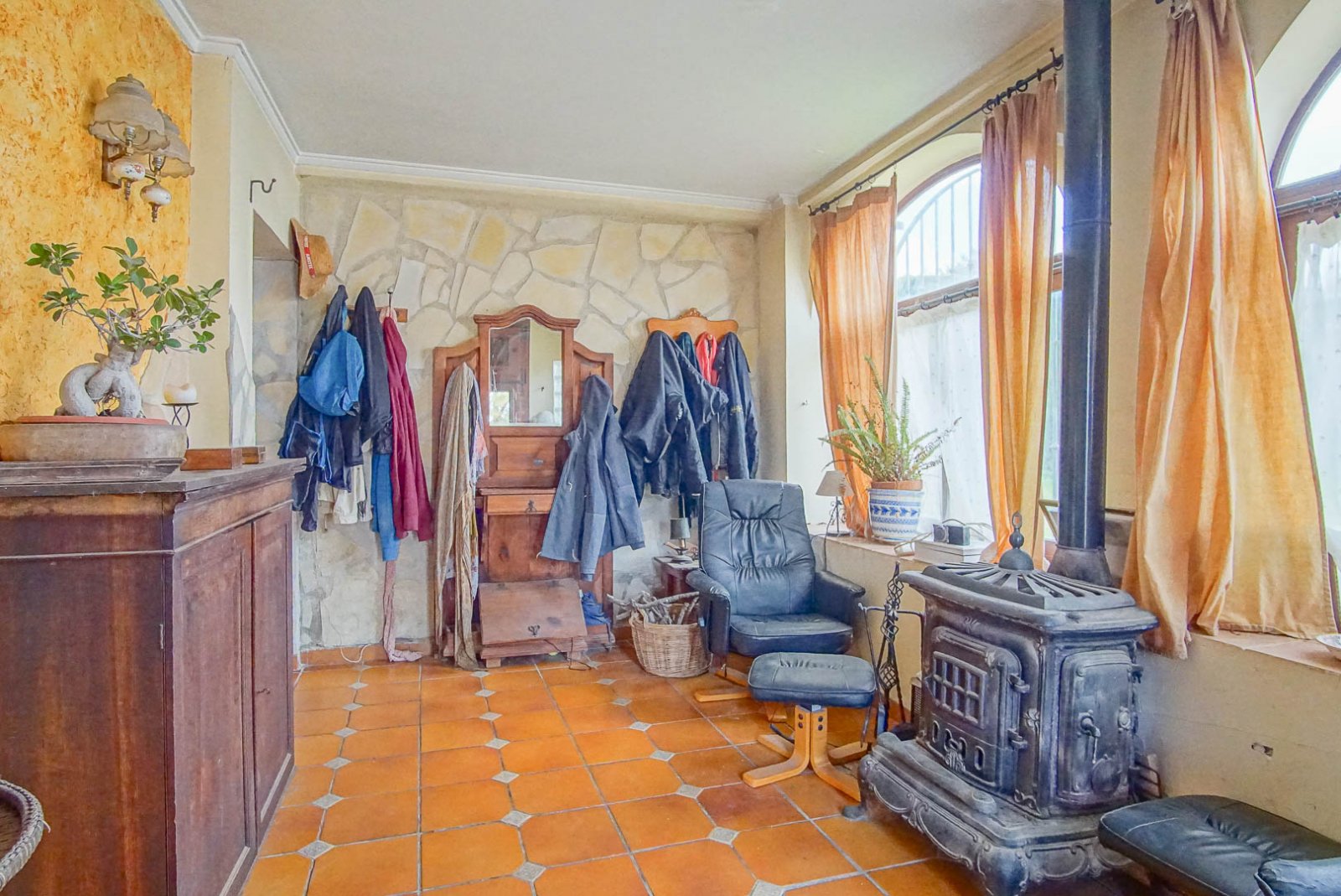 8234DEN Rustikale Villa mit unabhängigen Wohnungen zum Verkauf in Denia, mit Blick auf das Meer, die Berge und die Burg.