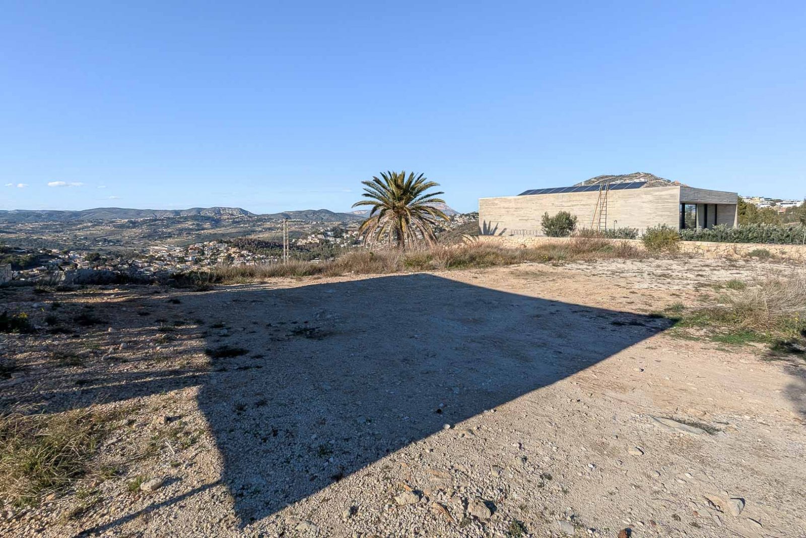 8235MOR Designprojekt mit Baugenehmigung mit Panoramablick auf das Meer und die Berge in Moraira zu verkaufen.