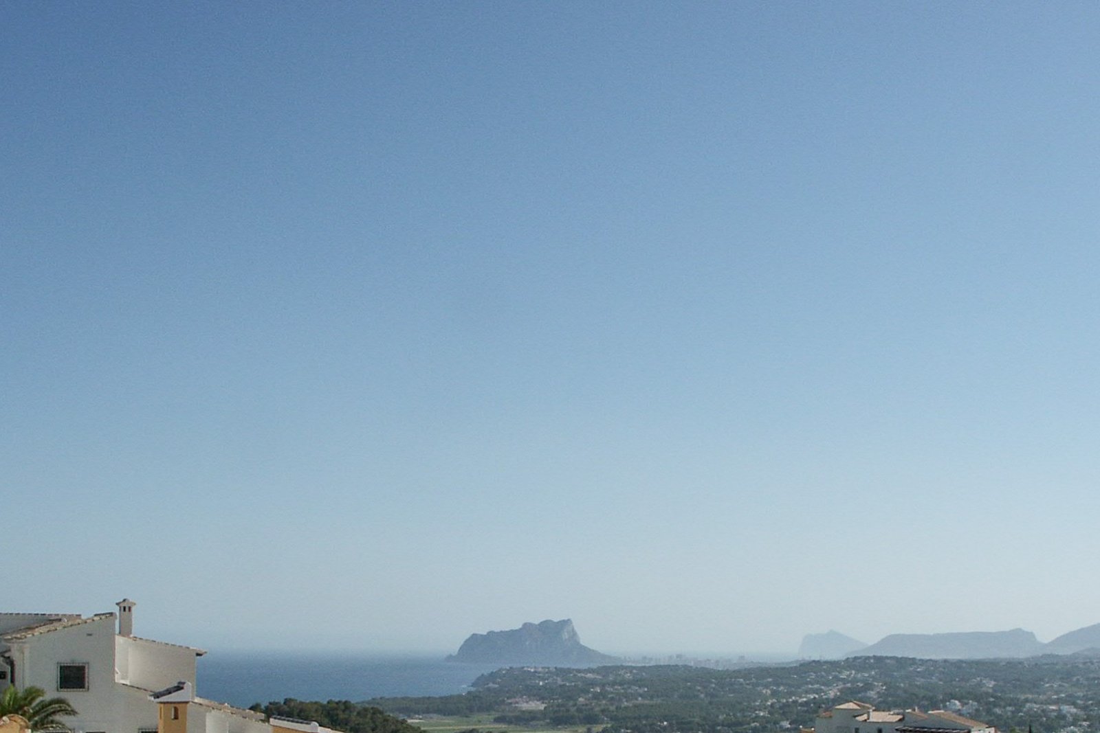 8243MOR Stadtgrundstück mit Panoramablick auf die Berge zum Verkauf in Moraira.