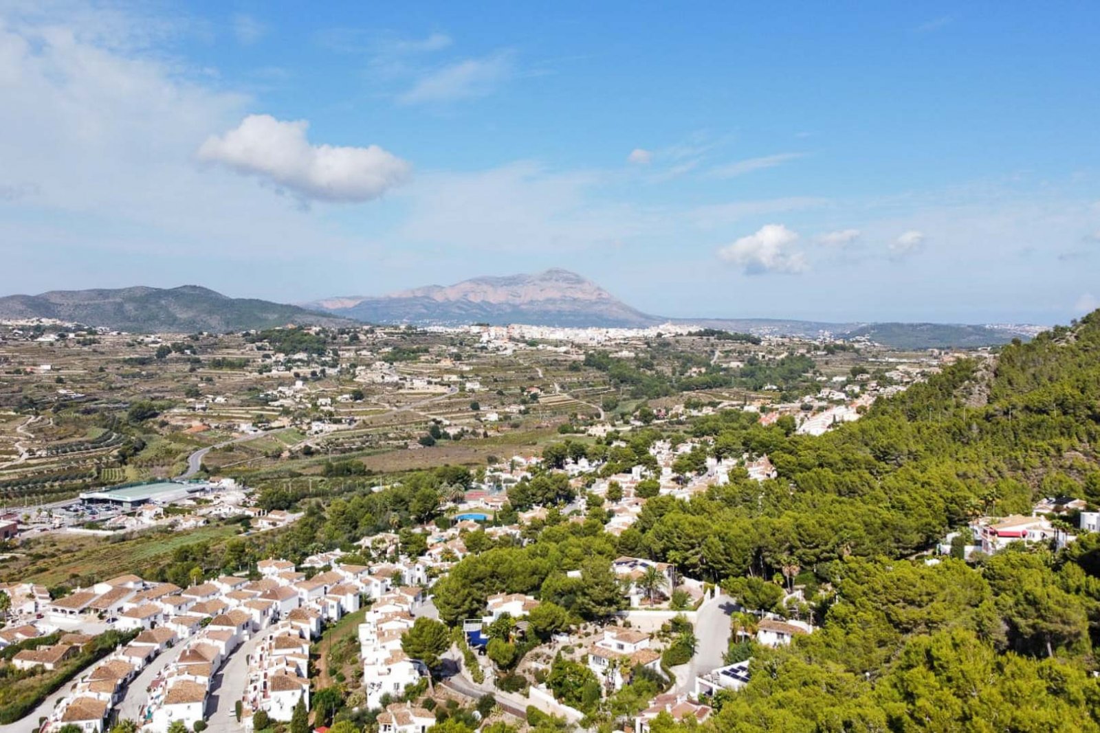 8243MOR Stadtgrundstück mit Panoramablick auf die Berge zum Verkauf in Moraira.