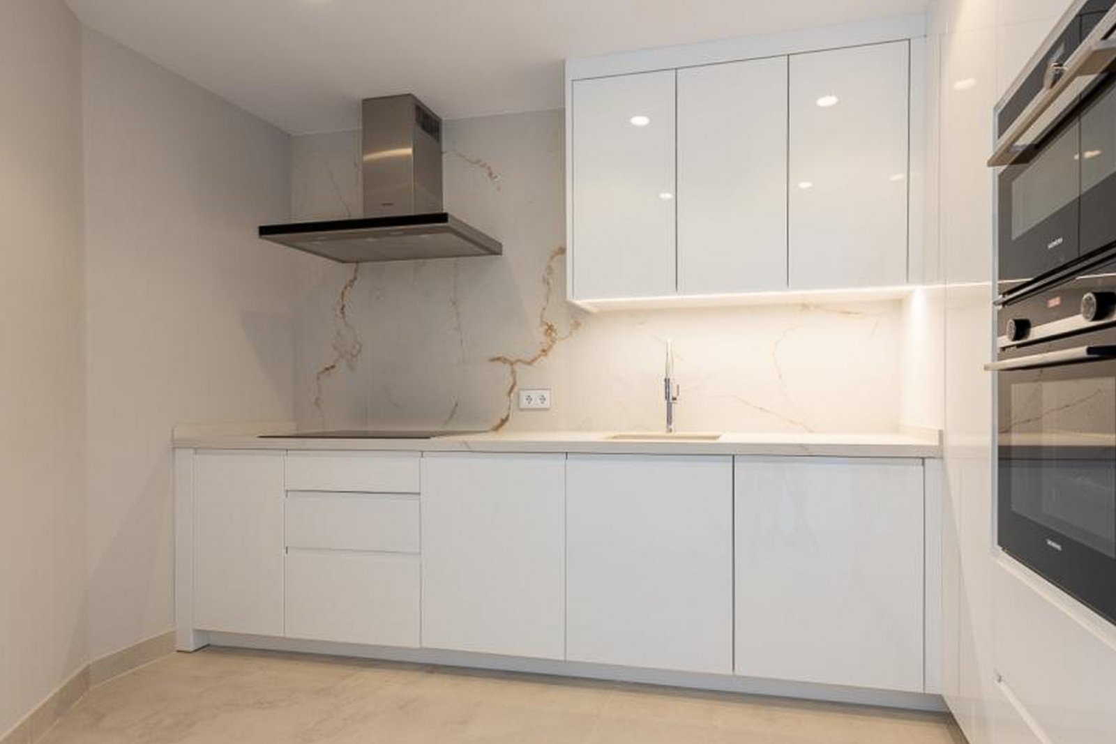 8244BEN Duplex-Wohnung in erster Meereslinie mit direktem Meerblick zum Verkauf in Benidorm.