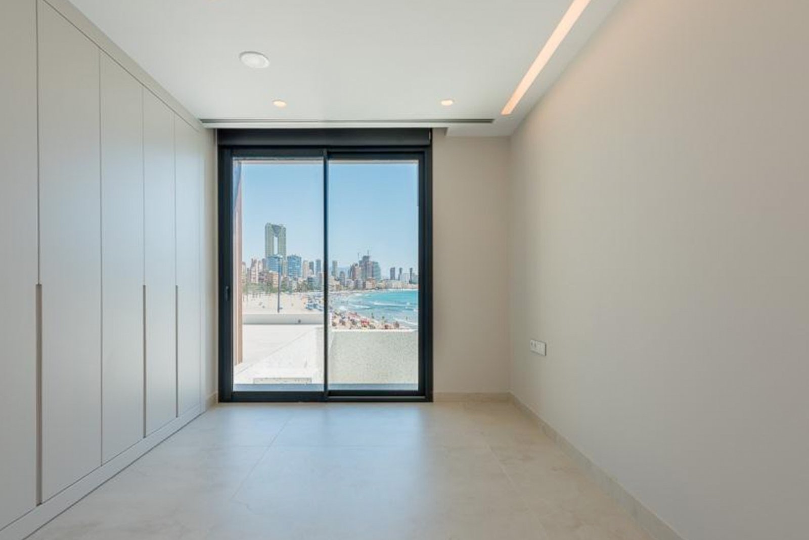 8244BEN Duplex-Wohnung in erster Meereslinie mit direktem Meerblick zum Verkauf in Benidorm.