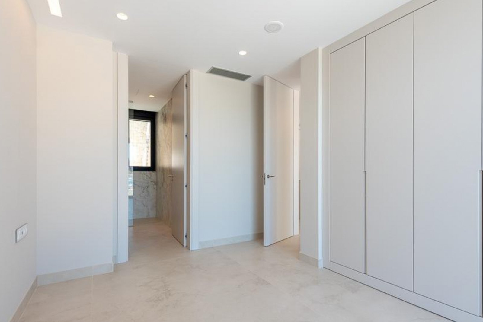 8244BEN Duplex-Wohnung in erster Meereslinie mit direktem Meerblick zum Verkauf in Benidorm.