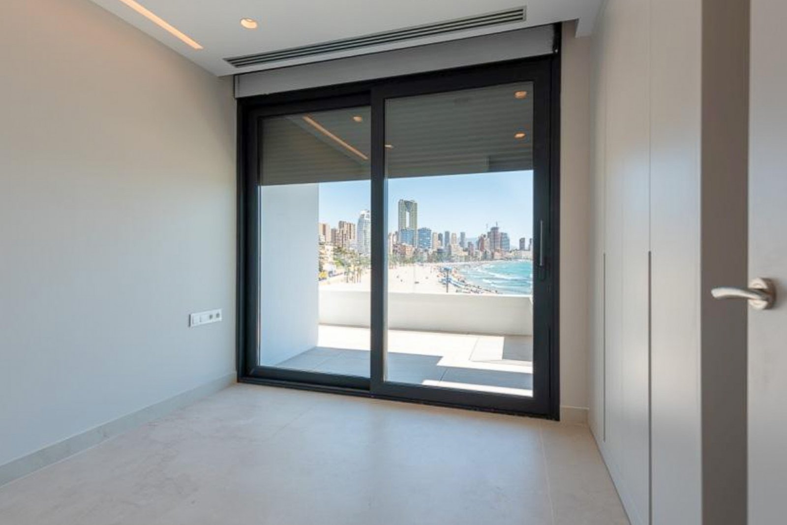 8244BEN Duplex-Wohnung in erster Meereslinie mit direktem Meerblick zum Verkauf in Benidorm.