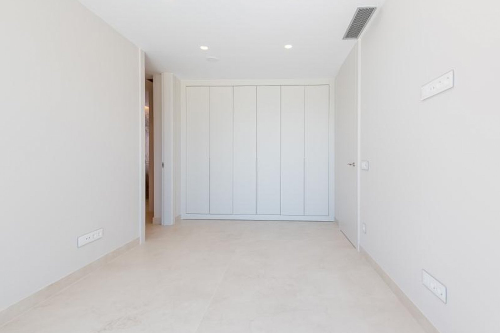 8244BEN Duplex-Wohnung in erster Meereslinie mit direktem Meerblick zum Verkauf in Benidorm.