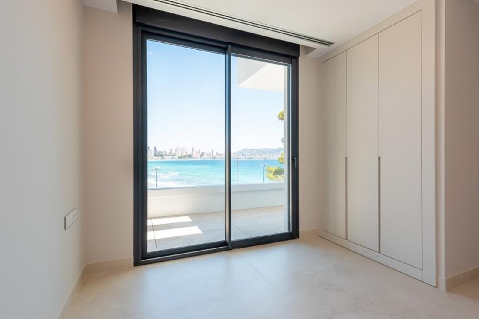 8244BEN Duplex-Wohnung in erster Meereslinie mit direktem Meerblick zum Verkauf in Benidorm.