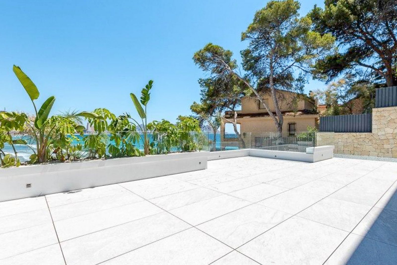 8244BEN Duplex-Wohnung in erster Meereslinie mit direktem Meerblick zum Verkauf in Benidorm.