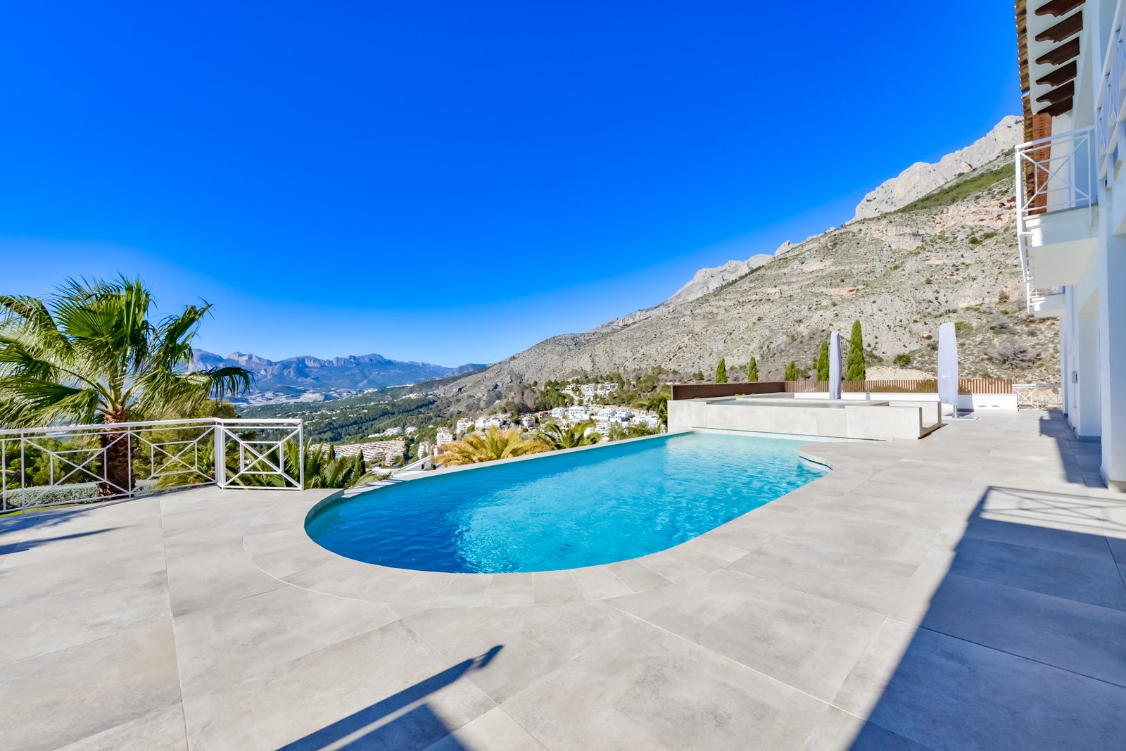 4495ALT Luxuriöse Villa mit Meerblick und geräumigem Gästehaus zum Verkauf in Sierra de Altea4495ALT Luxueuze villa met zeezicht en ruim gastenverblij