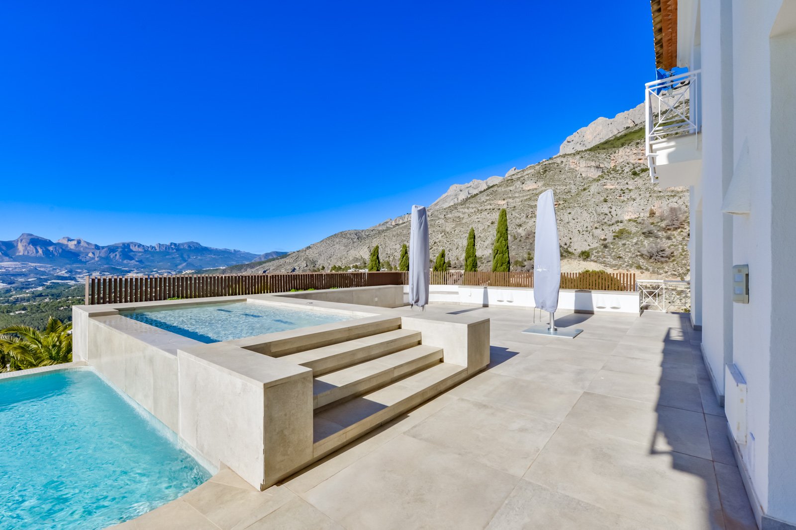 4495ALT Luxuriöse Villa mit Meerblick und geräumigem Gästehaus zum Verkauf in Sierra de Altea4495ALT Luxueuze villa met zeezicht en ruim gastenverblij