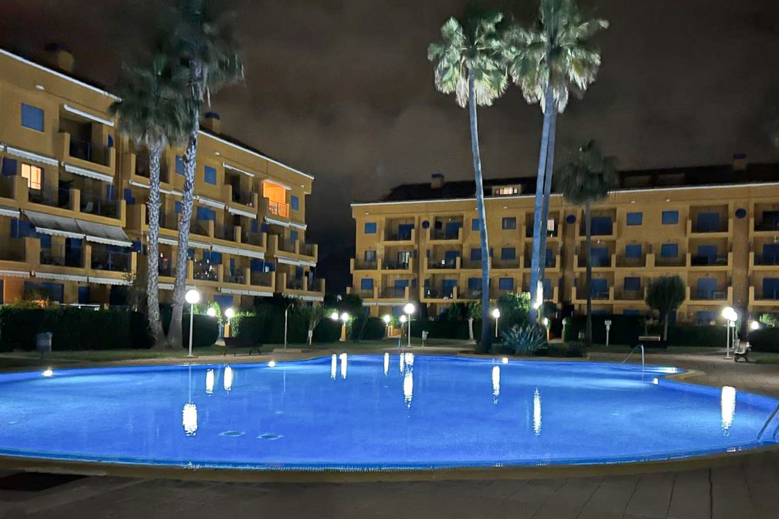 8269DEN Duplex-Penthouse mit Terrasse und teilweisem Meerblick zu verkaufen in Las Marina, Denia.