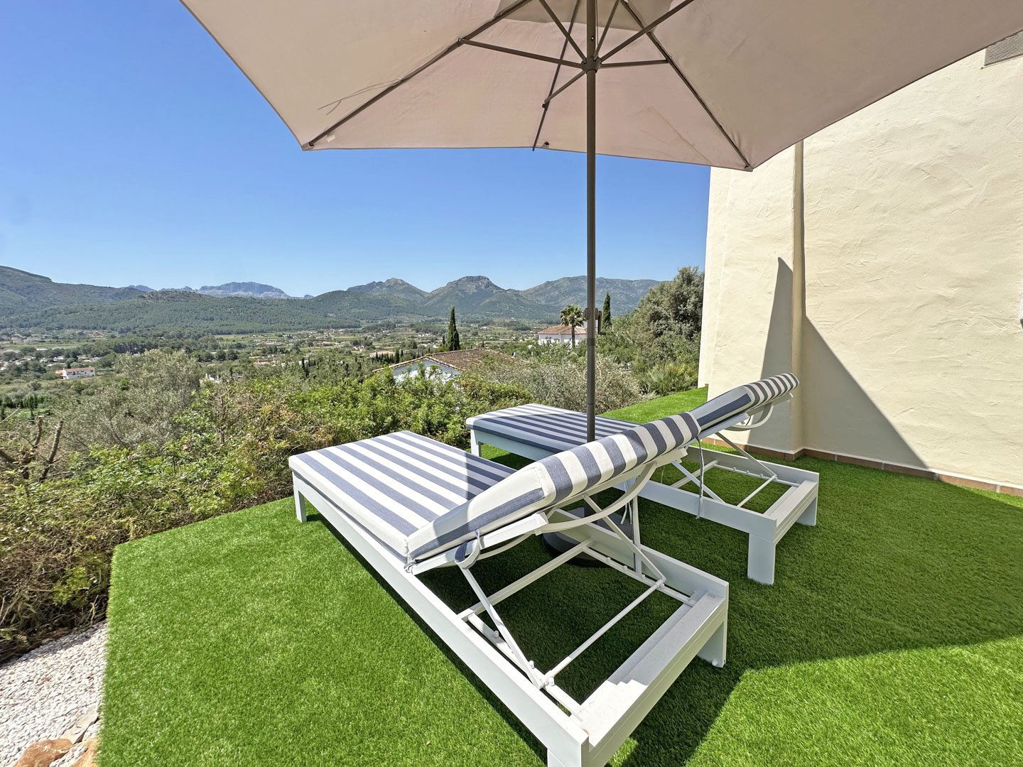 C4XY4536JAL Renovierte Villa zum Verkauf mit Panoramablick auf das Tal im Valle del Paraíso