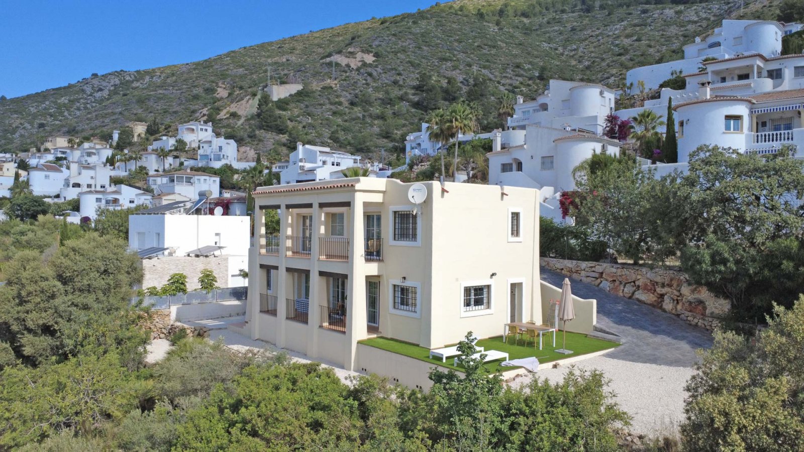 C4XY4536JAL Renovierte Villa zum Verkauf mit Panoramablick auf das Tal im Valle del Paraíso