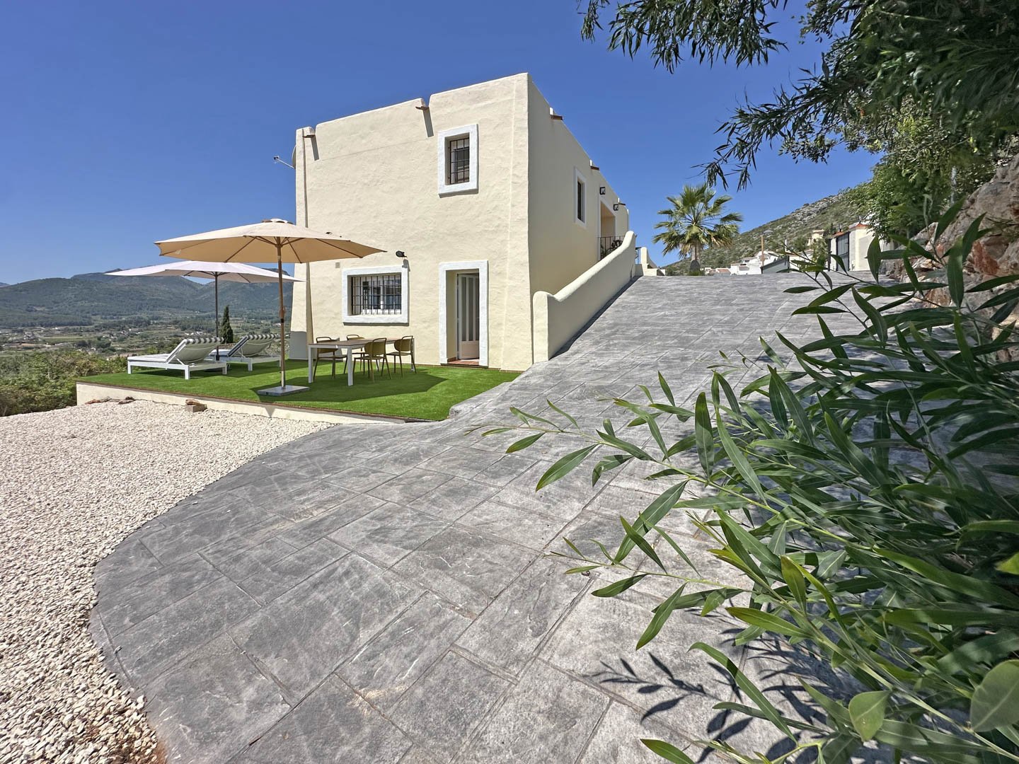 C4XY4536JAL Renovierte Villa zum Verkauf mit Panoramablick auf das Tal im Valle del Paraíso