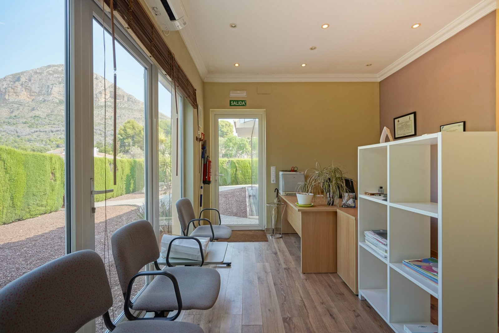 4559JAV Multifunktionale Gewerbeimmobilie zum Verkauf in Jávea