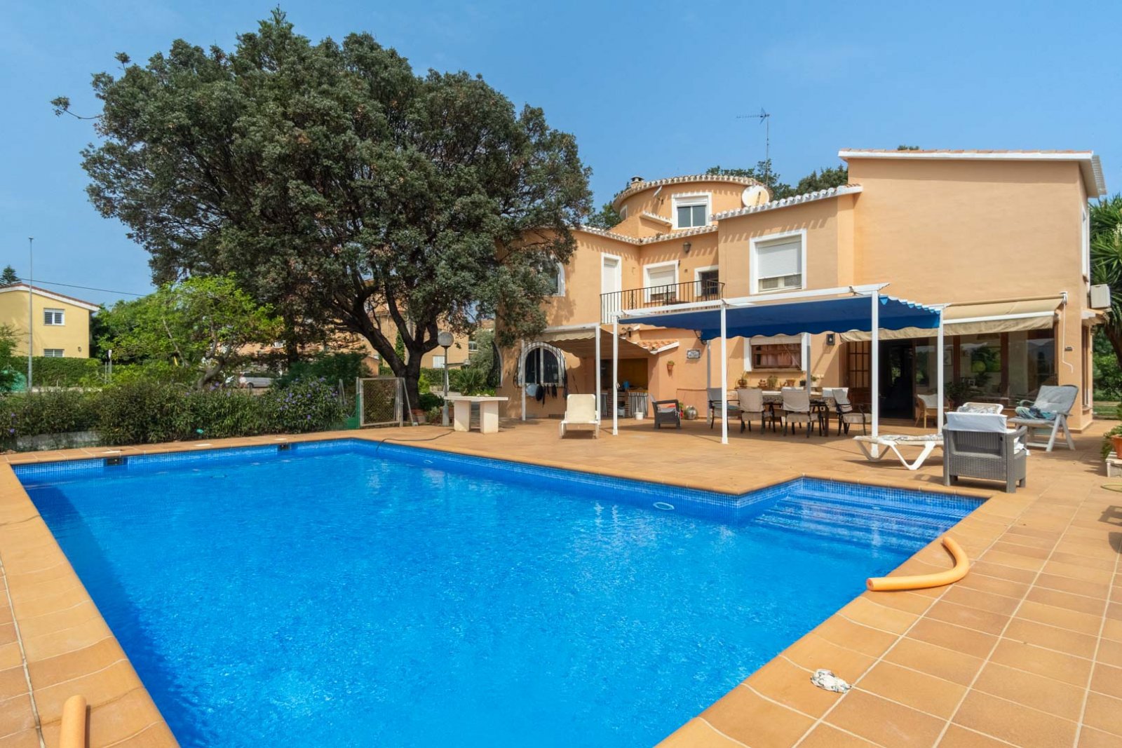 8290DEN Mediterrane Villa mit Pool, großem Grundstück, 550 m vom Strand entfernt und in der Nähe des Zentrums, zu verkaufen in Denia.