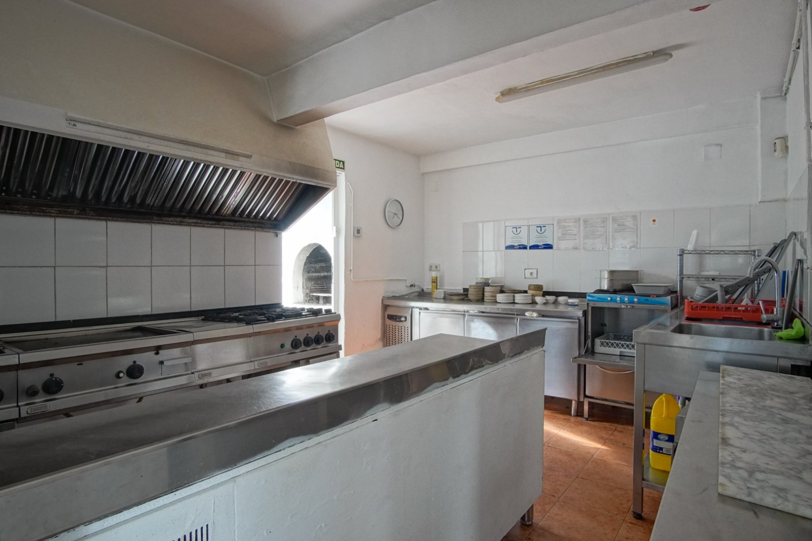 8293DEN Villa und Geschäft mit teilweisem Meerblick zu verkaufen in Las Rotas, Denia.