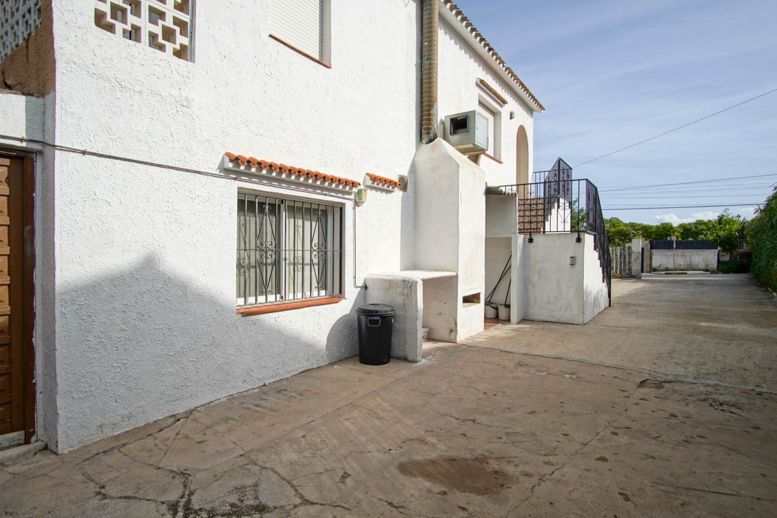 8293DEN Villa und Geschäft mit teilweisem Meerblick zu verkaufen in Las Rotas, Denia.