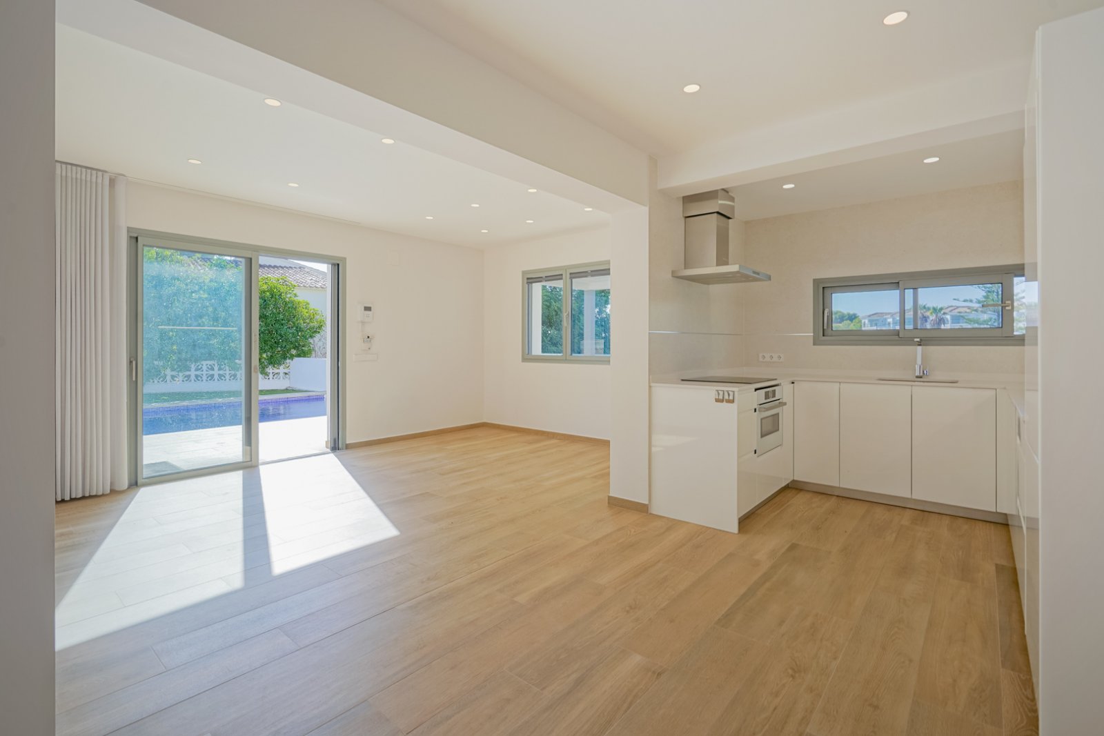 C4XY4581BEN Moderne Villa zum Verkauf in La Fustera Benissa