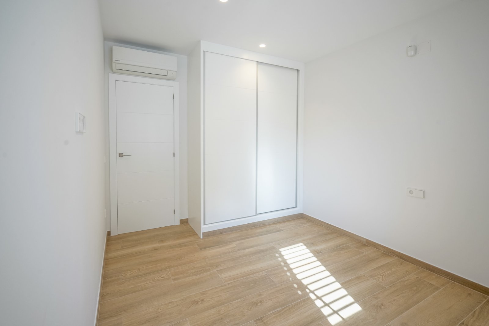 C4XY4581BEN Moderne Villa zum Verkauf in La Fustera Benissa