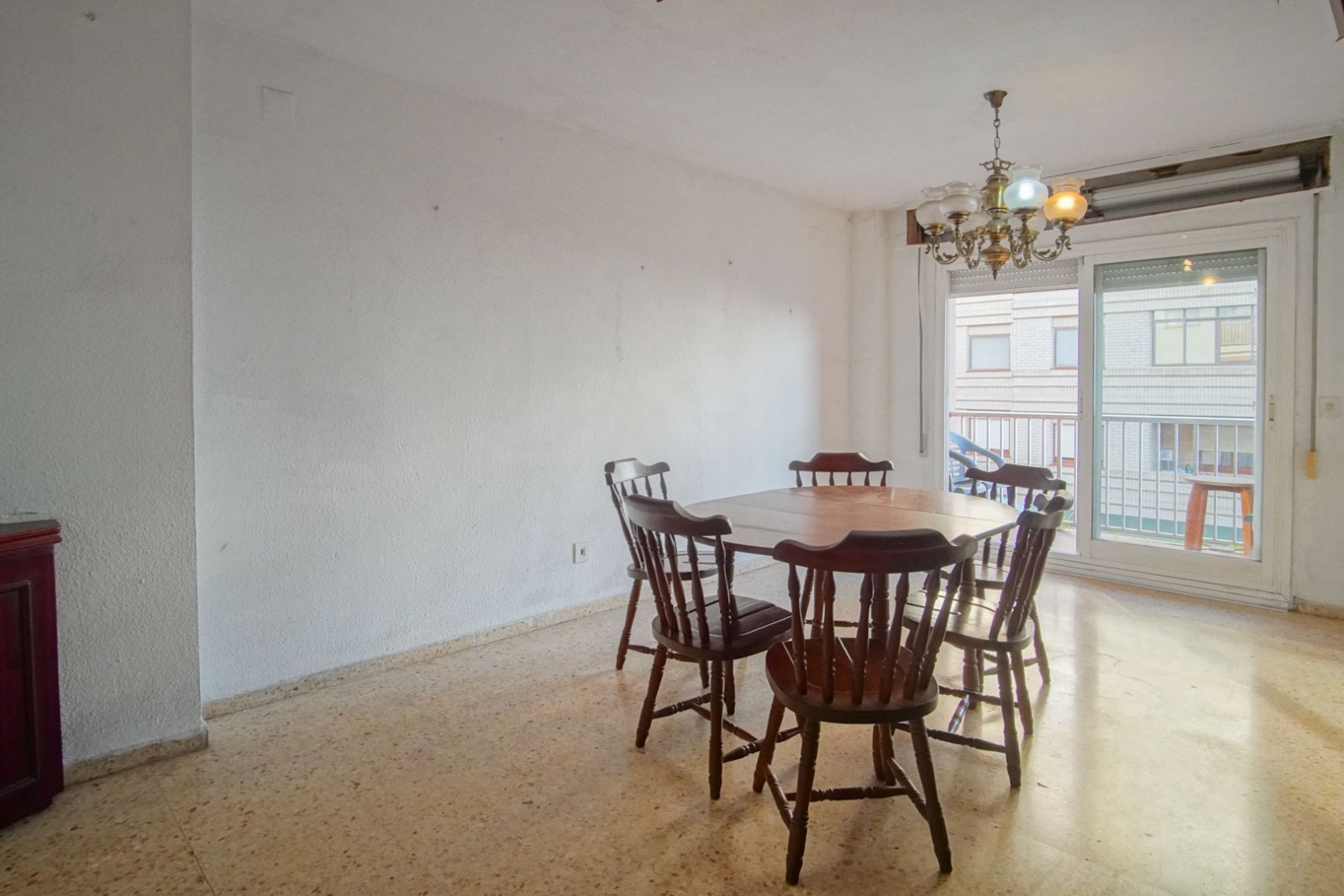 8302DEN Wohnung zum Verkauf in Denia zum Renovieren.