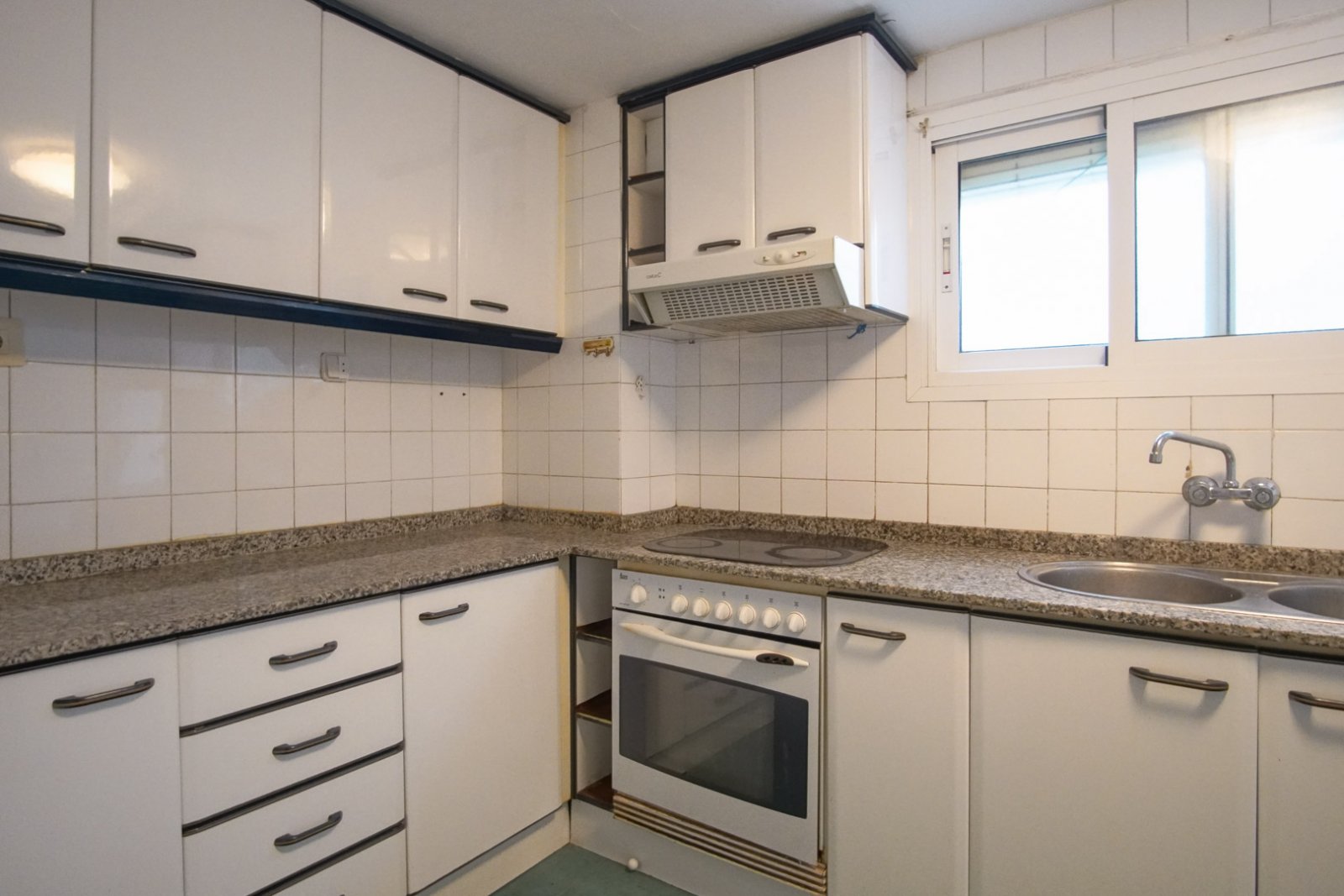 8302DEN Wohnung zum Verkauf in Denia zum Renovieren.