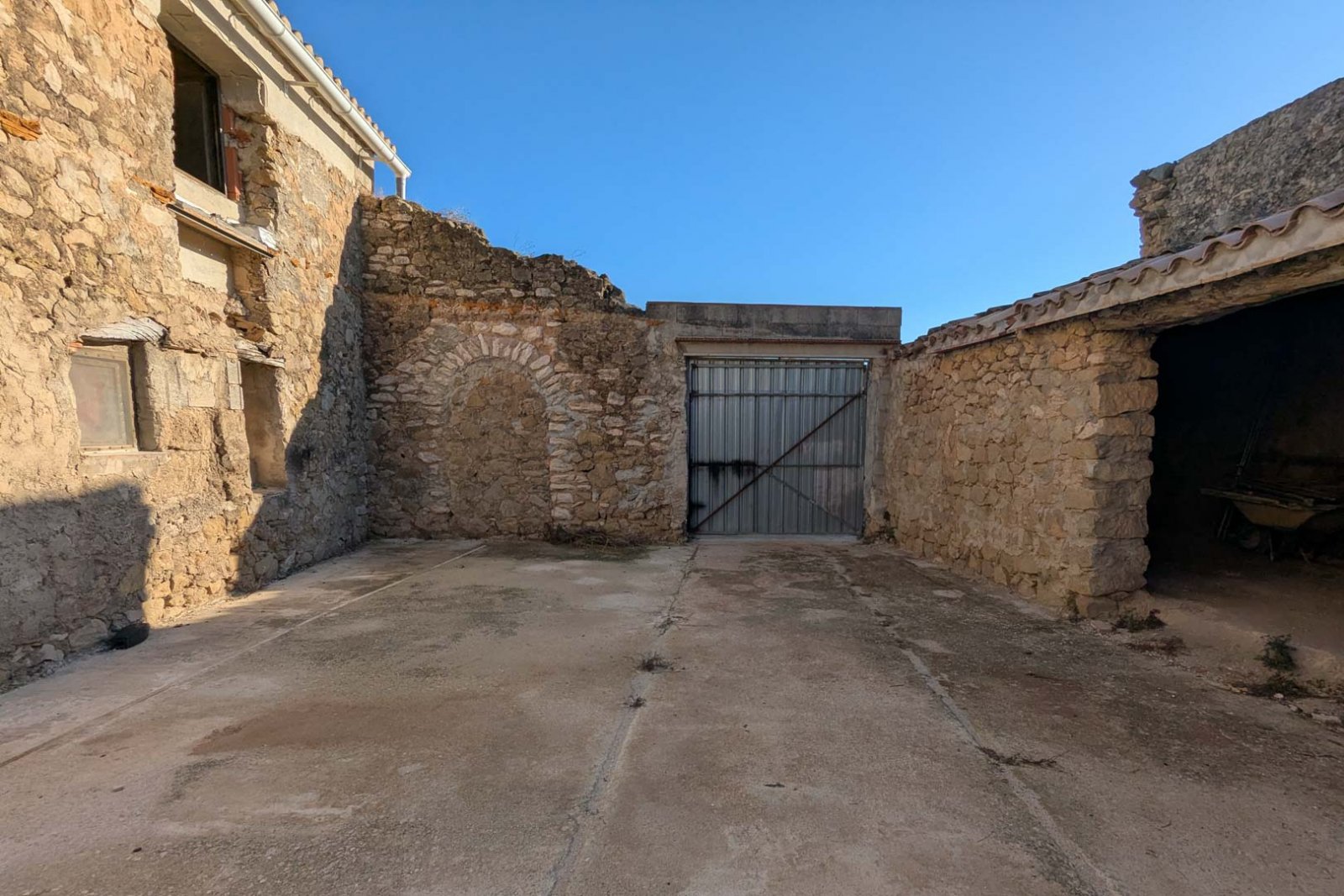 8307TEL Rustikales Doppelhaus zum Renovieren mit großem Grundstück in Teulada zu verkaufen.