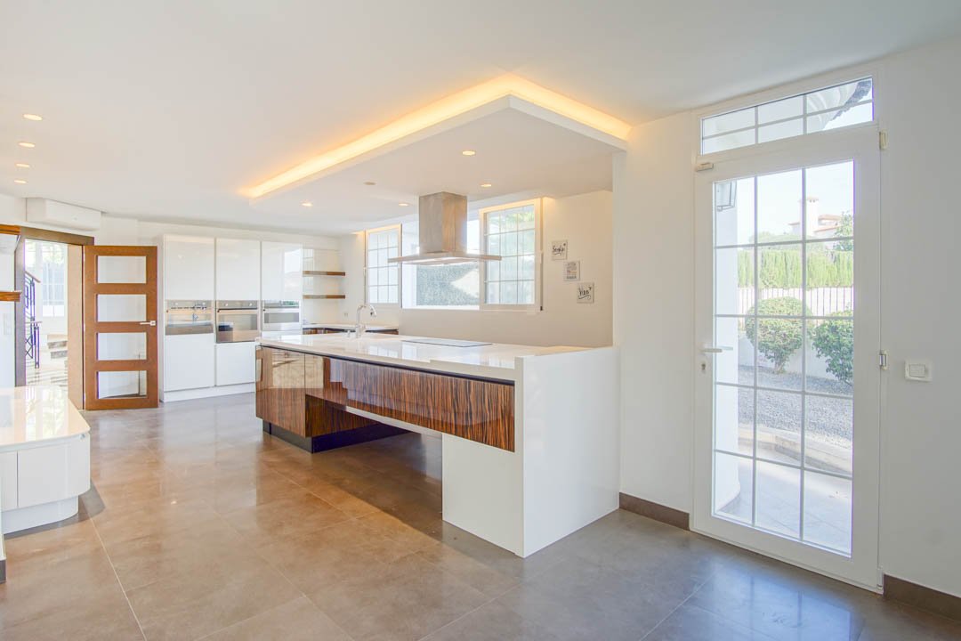 7030ALF Neue architektonische Villa im Kolonialstil zu verkaufen in Alfaz del Pi Alicante