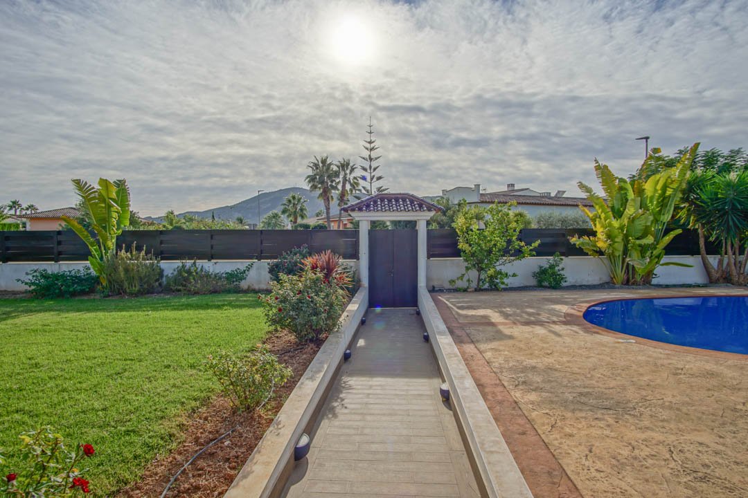 7030ALF Neue architektonische Villa im Kolonialstil zu verkaufen in Alfaz del Pi Alicante