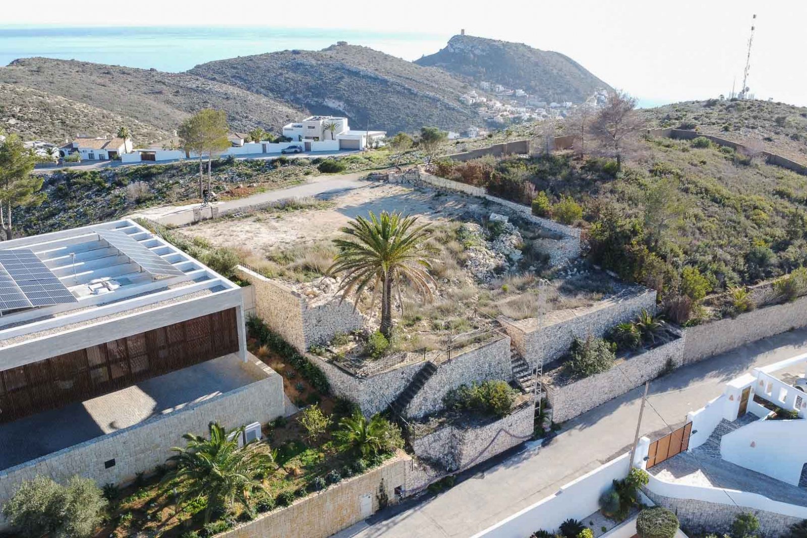 8235MOR Designprojekt mit Baugenehmigung mit Panoramablick auf das Meer und die Berge in Moraira zu verkaufen.